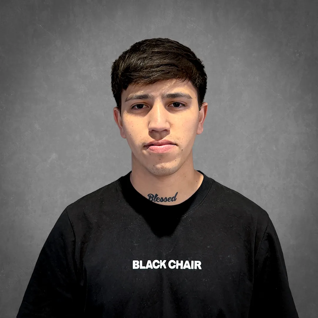 Alejandro, barbero en Black Chair General Paz